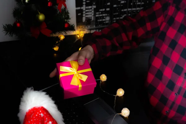 Різдвяні Подарунки Дарують Чоловік Ділиться Подарунками Через Відеодзвінки Відпустка Ізоляції — стокове фото