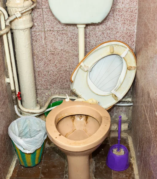 Stará Špinavá Mísa Rez Koupelně Rozbité Spotřebiče — Stock fotografie