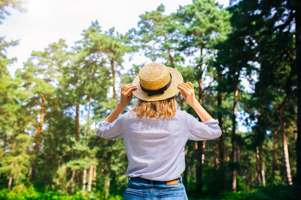 Hipster Girl Chapeau Paille Debout Dans Forêt Concept Soif Errance — Photo