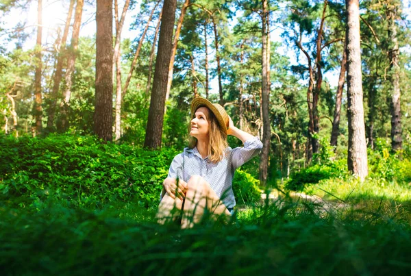 Hipster Girl Chapeau Paille Assis Dans Forêt Concept Soif Errance — Photo
