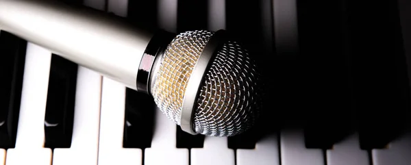 Мікрофон Лежить Клавішних Піаніно Вільний Час Вдома Хобі Караоке Створення — стокове фото