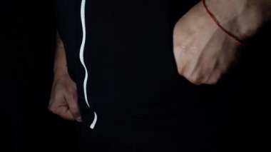 Adam cebinden bıçağı çıkardı ve para istedi. Siyah kazaklı bir soyguncu. Gece vakti tehlikeli insanlar. Dikkatli ol..