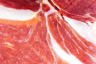 Kırmızı et dokusu fotoğrafı kapat. İtalyan prosciutto crudo veya jamon. Çiğ jambon. Domuz eti arka planı.