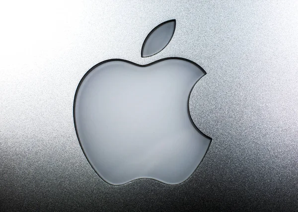 LVIV, UKRAINE - 08 Ekim 2020: gri arkaplanda elma tabelası. Yakın çekim fotoğrafı. İphone.