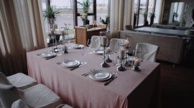Bardaklar ve tabaklar ziyafet masasında. Süslü bir restoranda gece partisi. Kutlama zamanı, bayramlarda kutlama etkinliği. Masalarda güzel süslemeler. 