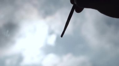 Adam cama kalp çizer. Aşk ve romantik konsept. Hayattaki problemler umurumda değil. Kalbinde sıcaklık var. Sevgililer Günü.