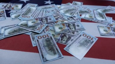 Yozlaşma sistemi konsepti. Üzerinde dolar olan Amerikan bayrağı. Adamın eli para alır. Amerika 'da siyasi değişiklikler. Döviz kuru, ekonomik kriz.