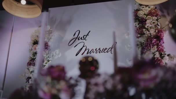 Просто Одружений Текст Весільній Арці Красиве Святкове Прикраса Вечірці — стокове відео