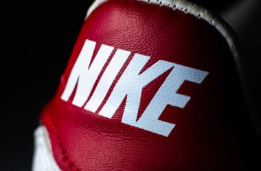 LVIV, UKRAINE - 3 Ekim 2020: Nike etiket editör fotoğrafı. Antrenörler yakın plan..
