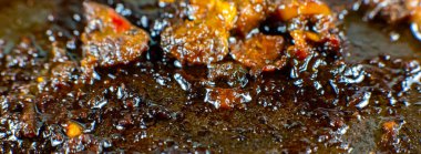 Yağ ile yanmış tava. Yağlı artıklar kapanıyor. Sağlıksız yiyecekler. Hasarlı mutfak eşyaları.