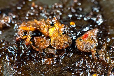 Yağ ile yanmış tava. Yağlı artıklar kapanıyor. Sağlıksız yiyecekler. Hasarlı mutfak eşyaları.