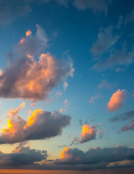 Прекрасное Вечернее Небо Облака Закате Розовыми Огнями — стоковое фото