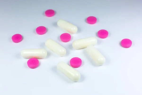 Píldoras Color Sobre Fondo Blanco Cerca Concepto Tratamiento Médico — Foto de Stock