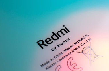 LVIV, UKRAINE - 3 Ekim 2020: Modern akıllı telefon Xiaomi Redmi Note 8 Pro ve 64 Mp. çözünme