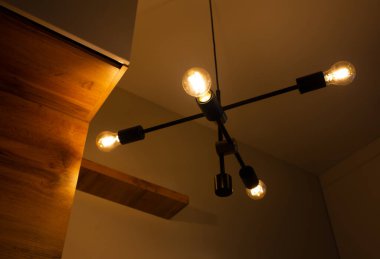 Modern bir çatı katı tarzı kafede ya da evde muhteşem sarı lambalar. Havalı iç tasarım fikri.