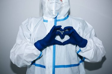 Doktor koruyucu giysi, gözlük, maske ve eldiven takıyor. Virüs salgını koruyucuları. Coronavirus (COVID-19). Sağlık hizmetleri kavramı.