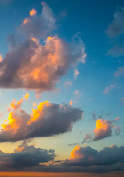 Прекрасное Вечернее Небо Облака Закате Розовыми Огнями — стоковое фото