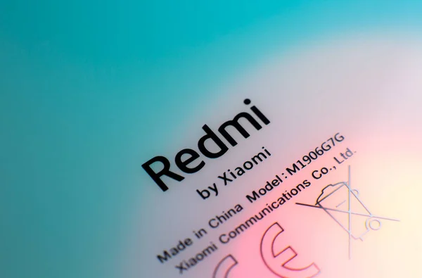 LVIV, UKRAINE - 3 Ekim 2020: Modern akıllı telefon Xiaomi Redmi Note 8 Pro ve 64 Mp. çözünme