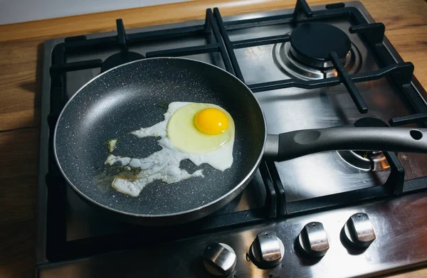 Τηγανητό Αυγό Στο Τηγάνι Προετοιμασία Πρωινό Στο Φούρνο Αερίου Στην — Φωτογραφία Αρχείου