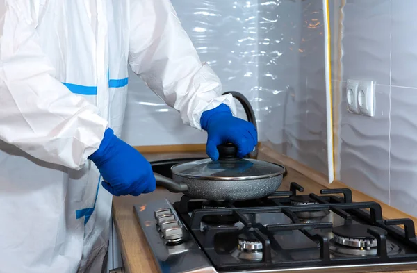 Médico Vestindo Terno Proteção Médica Óculos Máscara Luvas Preparando Alimentos — Fotografia de Stock