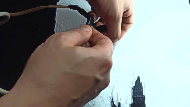 Homem Tem Fita Adesiva Nas Mãos Isolador Elétrico Para Lâmpada — Vídeo de Stock