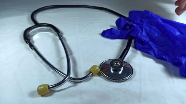 Lekarz Bierze Stetoskop Rękawice Medyczne Niebezpieczeństwo Pandemii Koronawirusów Covid Badania — Wideo stockowe