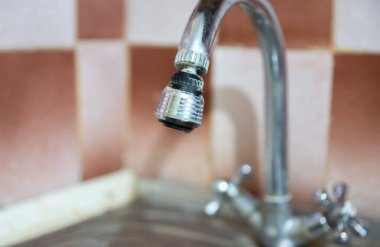 Mutfakta kırık musluk var. Su damlıyor. Sızdırma onarımı