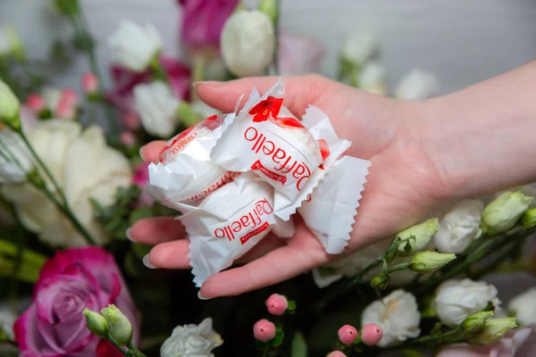 Lviv Ukraine 2020 사탕을 아름다운 꽃들이 배경에 있습니다 — 스톡 사진