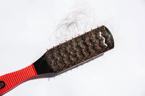 Problema Perdita Dei Capelli Pettine Rosso Nero Sfondo Bianco — Foto Stock