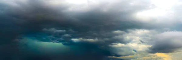 Panoramablick Auf Schöne Gewitterwolken Schöne Dramatische Blauen Himmel Hintergrund Regenwetter — Stockfoto