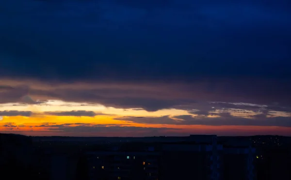 Ciemne Niebo Nad Miastem Zachód Słońca Deszczu — Zdjęcie stockowe