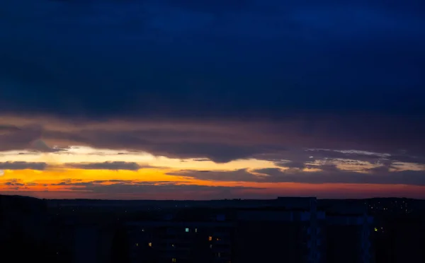 Cielo Oscuro Sobre Ciudad Tiempo Puesta Del Sol Después Lluvia —  Fotos de Stock