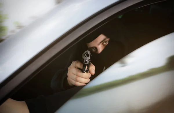 Robo Del Coche Hombre Con Arma Detrás Del Golpe Robo —  Fotos de Stock