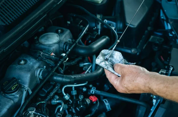 Man Repairing Car Instruments Hands Open Bonnet Vehicle — Stock Photo, Image