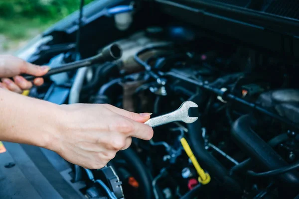 Vrouw Repareert Een Kapotte Auto Ongevallensituatie Tijdens Het Reizen Geopende — Stockfoto