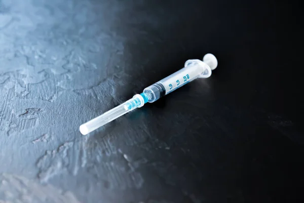 针头在黑色背景上的注射器病毒疫苗接种 用于医疗的注射 — 图库照片