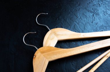 Ahşap elbise askısı siyah arkaplanda.