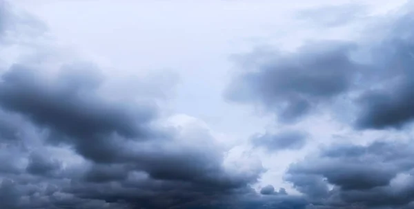 Панорамный Вид Красивые Грозовые Тучи Фоне Синего Неба Дождливая Погода — стоковое фото
