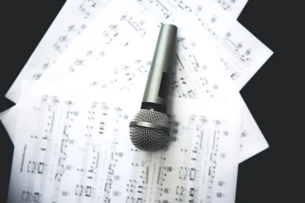 Mikrofon Som Ligger Pianolakanen Fritidsaktiviteter Hemma Karaoke Hobby Musikeryrket — Stockfoto