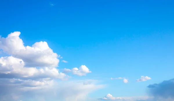 Голубое Небо Белые Облака Красивый Природный Фон Летние Вибрации Копирование — стоковое фото