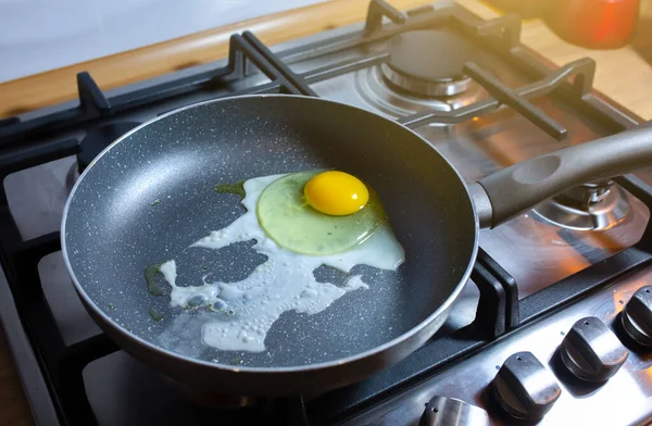 Stekt Ägg Pannan Förbereder Frukost Gasspis Köket — Stockfoto