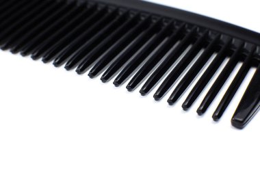 Beyaz arka planda siyah tarak. Kapat..