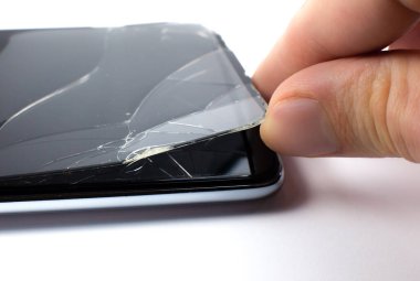 Kırık cam ekran koruyucuyu akıllı telefon için değiştiren adam. Kapat..