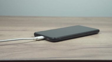 Akıllı telefona şarj olmak için USB C Tipi Port Kablosu 'nu bağlayan adam. Fotoğrafı kapat..