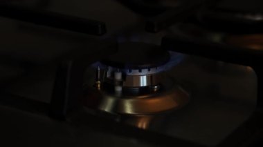 Mutfaktaki gaz sobasını aç. Su ısıtıcısını gazla ısıtıyorum. Kapat, 4k video.
