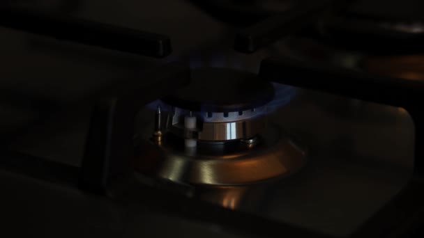 打开厨房里的煤气炉 在煤气炉上加热水壶 4K视频 — 图库视频影像