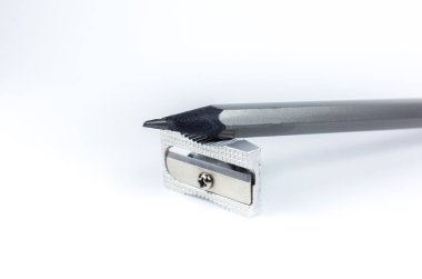 Beyaz arka planda gri kalem. Fotoğrafı kapat..