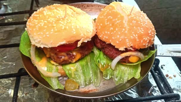 Smažím Dva Burgery Pánvi Home Fast Food — Stock video