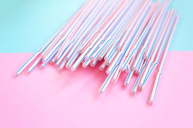 Kokteyller için plastik pipetler. Pastel pembe ve mavi renkler. Yaz titreşimleri. İçkilerli hippi partisi.
