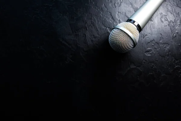 Mikrofon Ligger Den Svarta Bakgrunden Fritidsaktiviteter Hemma Karaoke Hobby Musikkoncept — Stockfoto